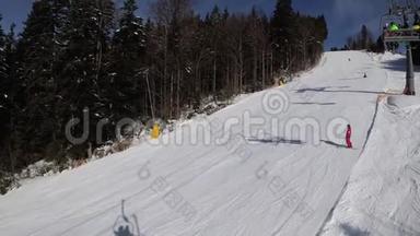 从滑雪椅电梯到滑雪滑雪坡，滑雪者滑在滑雪坡。 滑雪胜地